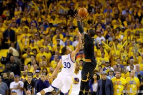 南宫体育-浓眉哥连续七场比赛得分超过出色防守，勇士挑战极限！的简单介绍