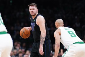 南宫体育-东契奇回归赛场，大胜首场状态亮眼，日本队观众沸腾！的简单介绍