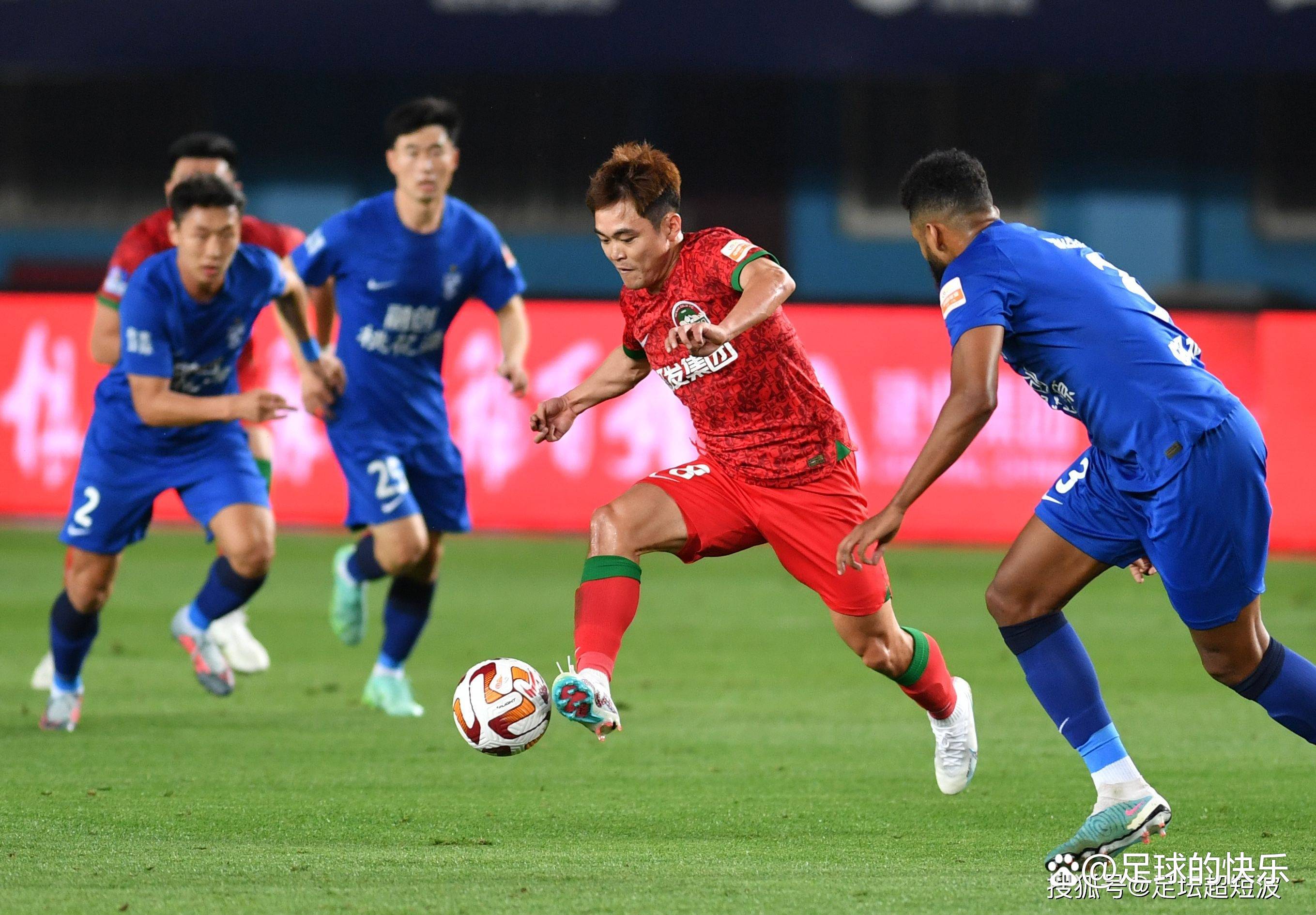  中超赛程吃紧，那不勒斯国际比赛日防线松动，球迷炸锅，轮换策略成焦点