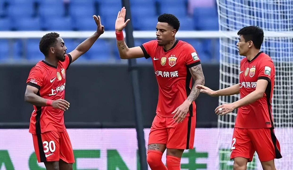  中超赛程吃紧，那不勒斯国际比赛日防线松动，球迷炸锅，轮换策略成焦点