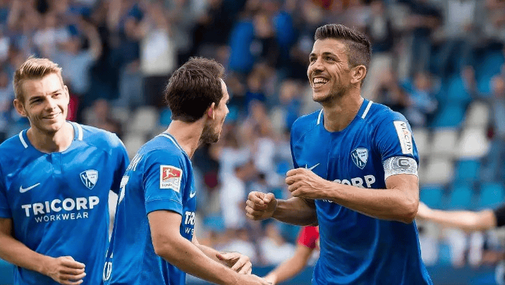 包含赛地聚焦：德国杯关键时刻热度飙升；阿斯顿维拉止住颓势；悬念犹存；轮换策略成焦点的词条