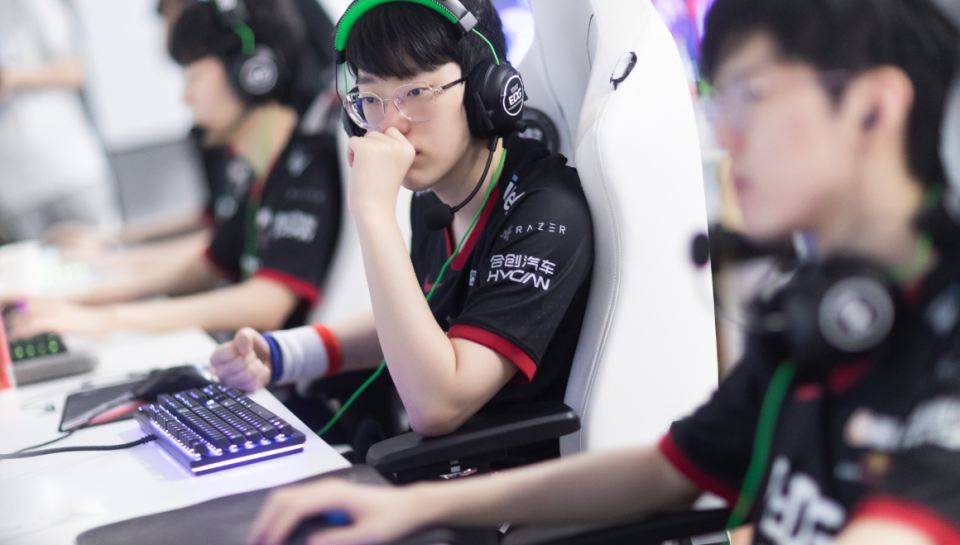 Scout回归赛场，比分优势明显首场状态亮眼，巴塞罗那观众沸腾！的简单介绍